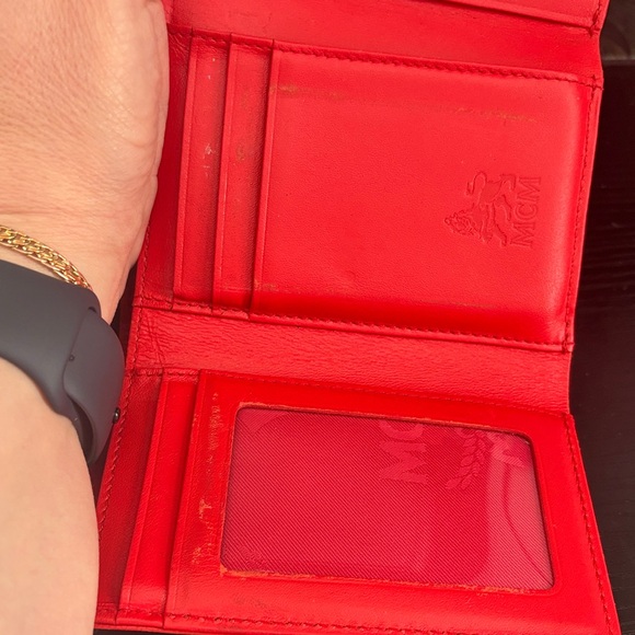 MCM limited edition, lion vintage Scarlet Wallet with charms color transfer - Picture 9 of 17